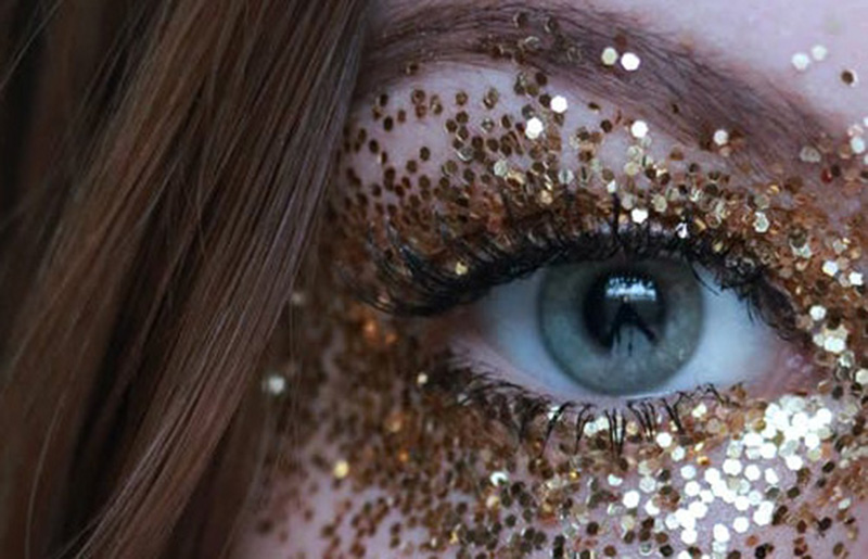 Auge mit Glitter für Augenlid-Korrektur Prof. Peter Berlin