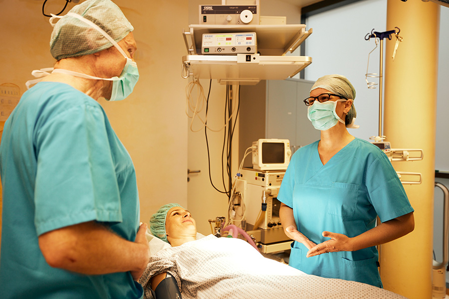 Prof. Peter Plastischer Chirurg im OP in der Klinik am Wittenbergplatz, Berlin