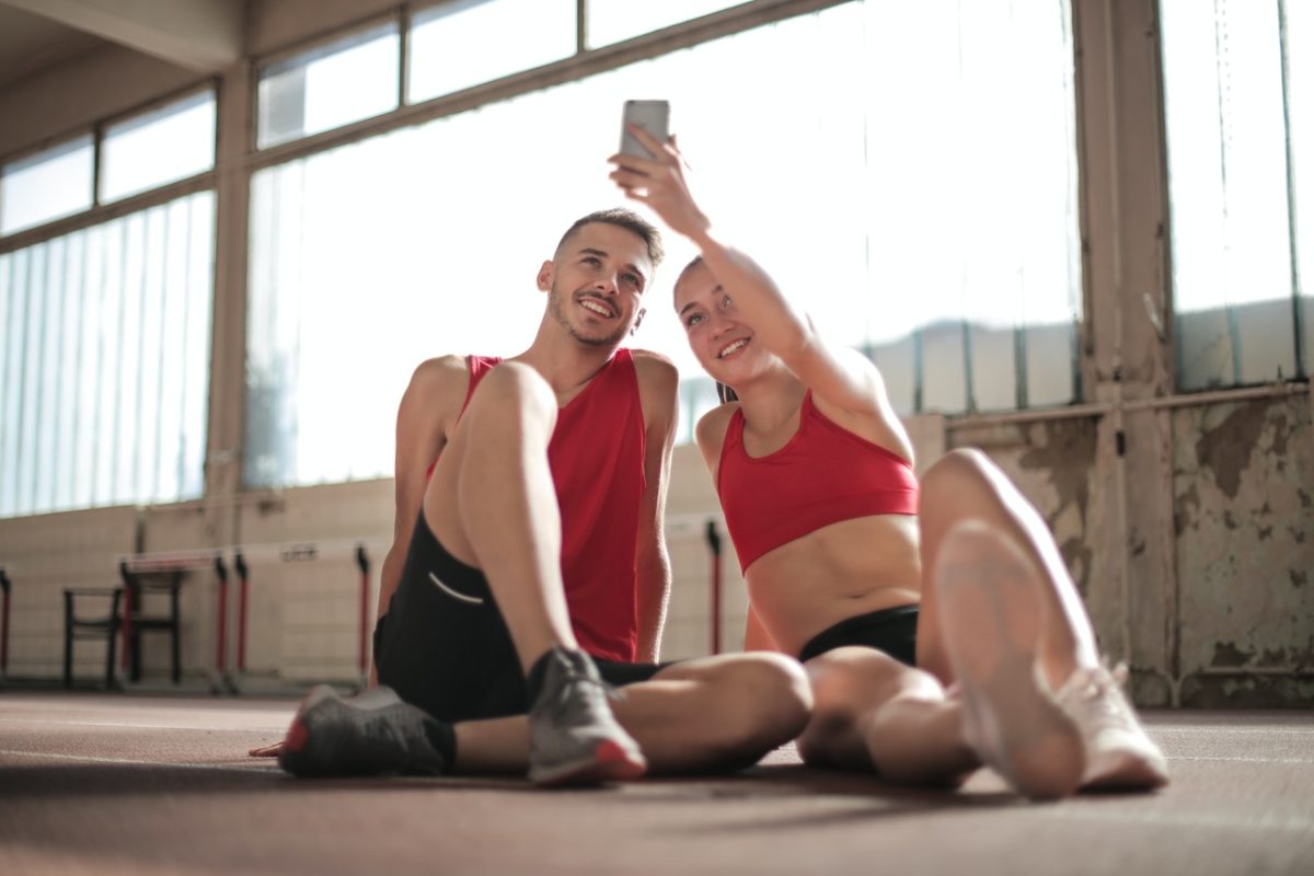 Mann und Frau beim Sport - EMSCULPT Behandlung für straffen Körper