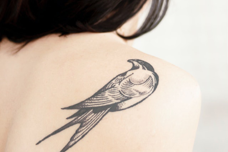 Frauenschultermit Tattoo, für Tattooentfernung Klinik am Wittenbergplatz